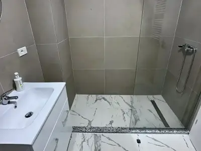 Garsoniera inchiriere Sector 4 Bucuresti baie cu dus modern